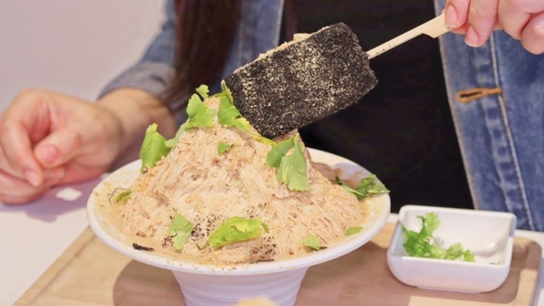 豬血糕雪花冰口味特別,吸引不少人朝聖。(圖/巧莉的世界流浪筆記提供)