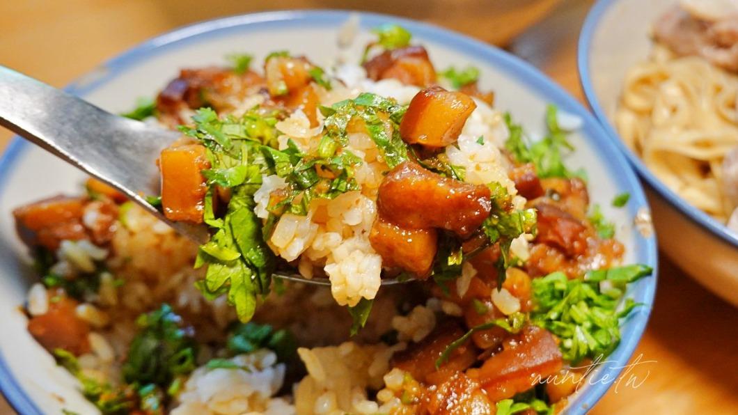 香菜給很多,與肉燥搭配起來很清爽。(圖/水晶安蹄不務正業過生活提供)