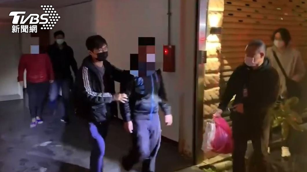 警方起初是查獲毒品交易,進一步從嫌犯手機訊息發現求盡情事。(圖/TVBS)