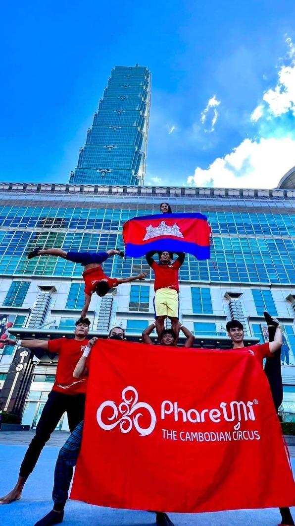 柬埔寨法爾劇團再次來台演出，成員開心於101前合照。（圖／法爾劇團提供）