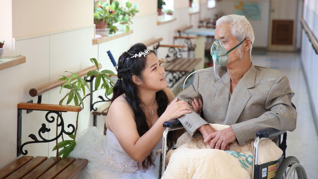 「我的女兒穿禮服真的很漂亮，一定要幸福！」帶著氧氣面罩鄭先生說出心中最深的祝福。(圖/門諾醫院提供)