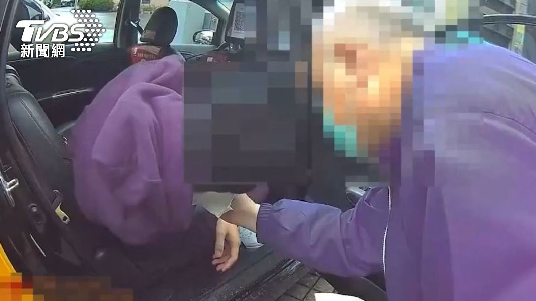 小黃運將打電話請求警方協助,男子竟還嘔吐在車上。(圖/TVBS)