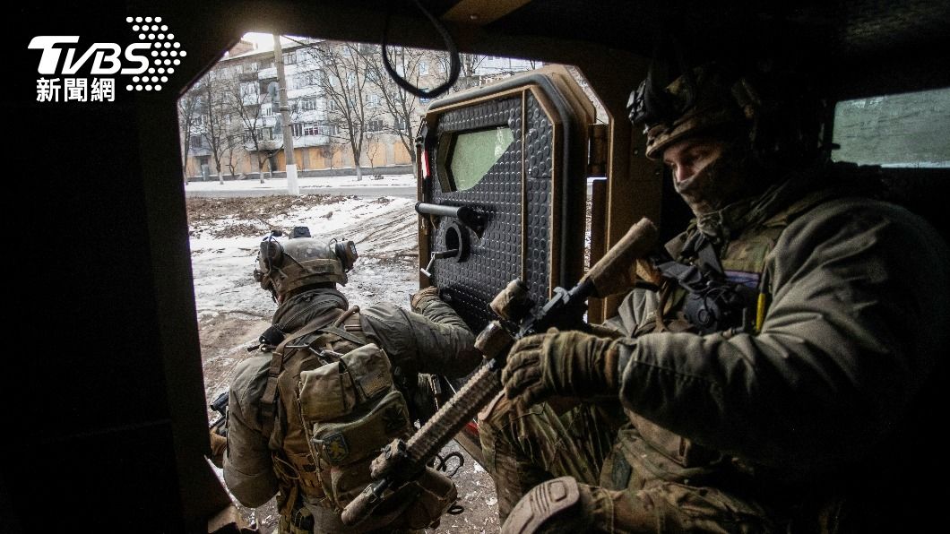 烏克蘭士兵面對俄羅斯軍隊不斷進逼，堅守在當地。（圖／達志影像路透社）