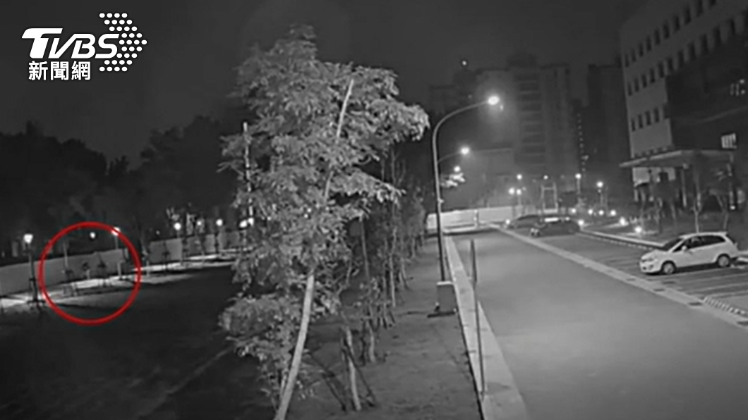 徐男在凌晨到正氣樓引火。（圖／TVBS）