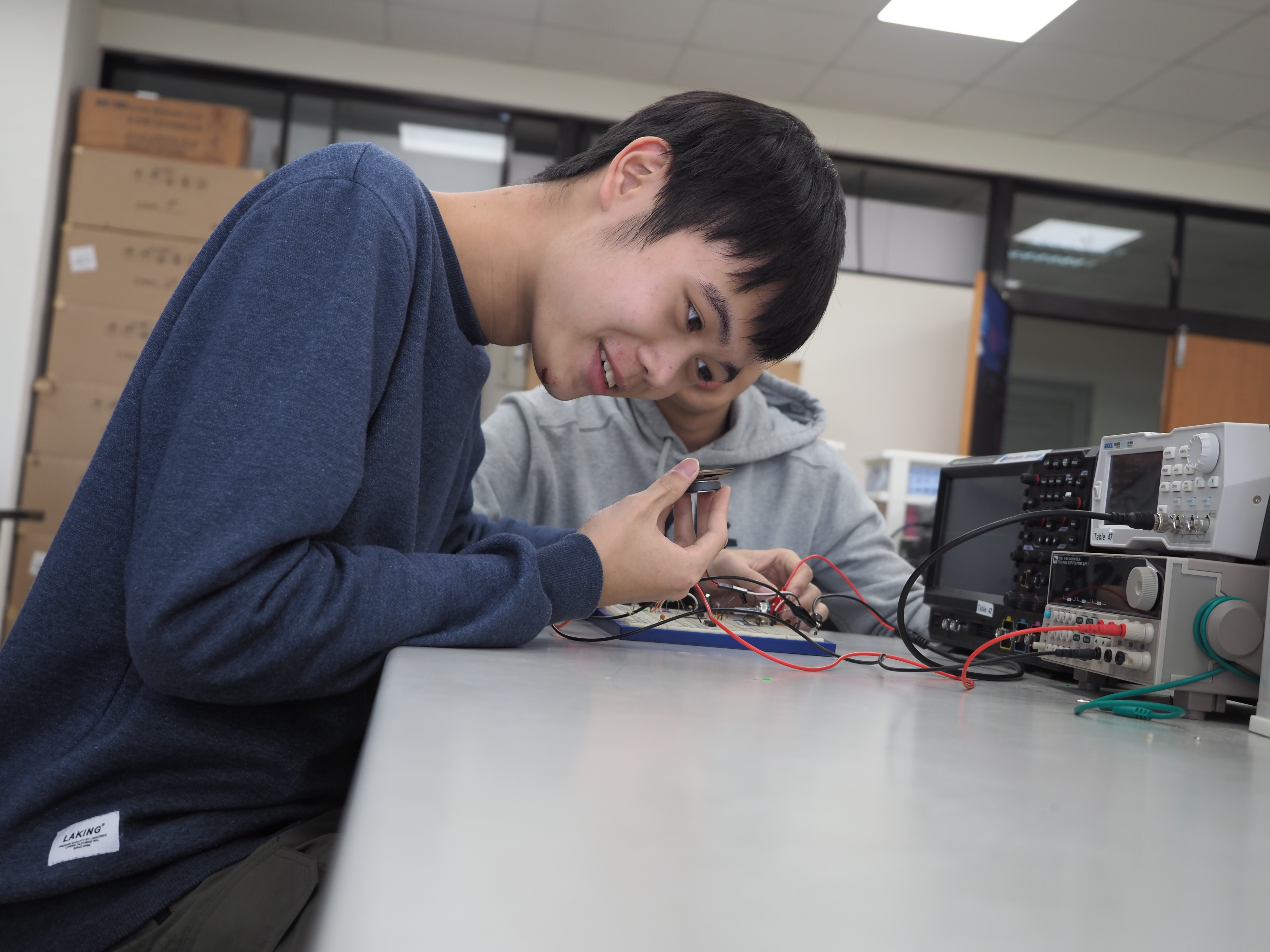 醫師工程師組學生上電子實驗課程。(圖/陽明交大提供)
