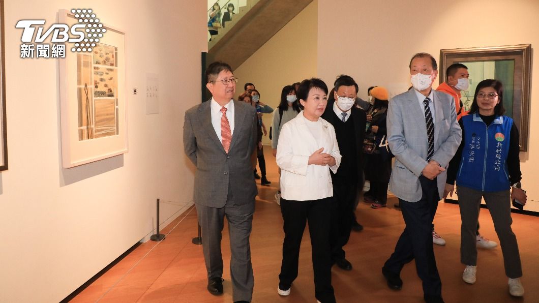 台中市長盧秀燕-新竹縣長楊文科在亞大創辦人蔡長海等人的陪同下參訪亞美館