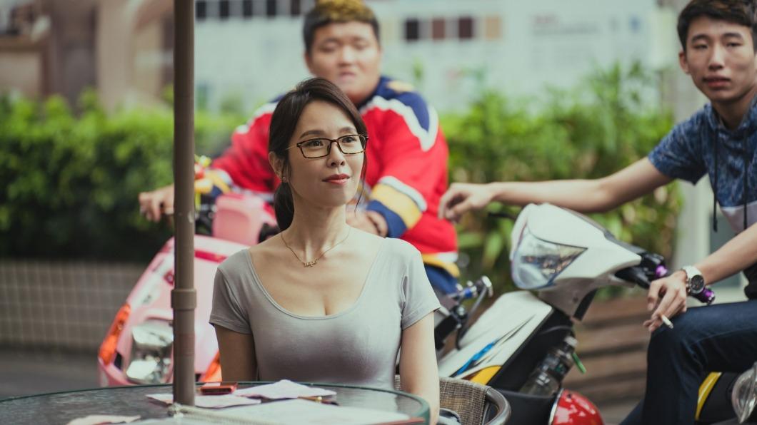 超美熟女穿緊身T恤低調坐街角 超豐滿上圍網看傻!身份曝光