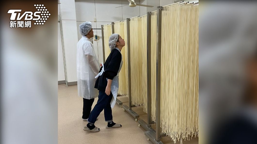 可直接參觀職人純手工的製作過程。（圖／業者提供）