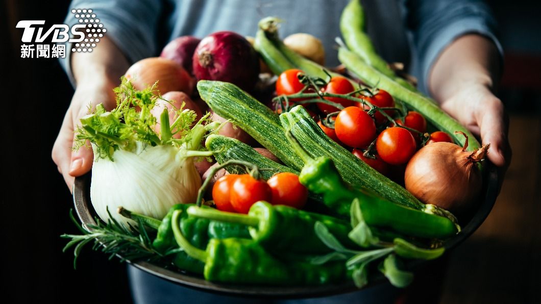 便祕時可以多吃蔬菜等含纖維多、水分多的食物。(示意圖/shutterstock達志影像)
