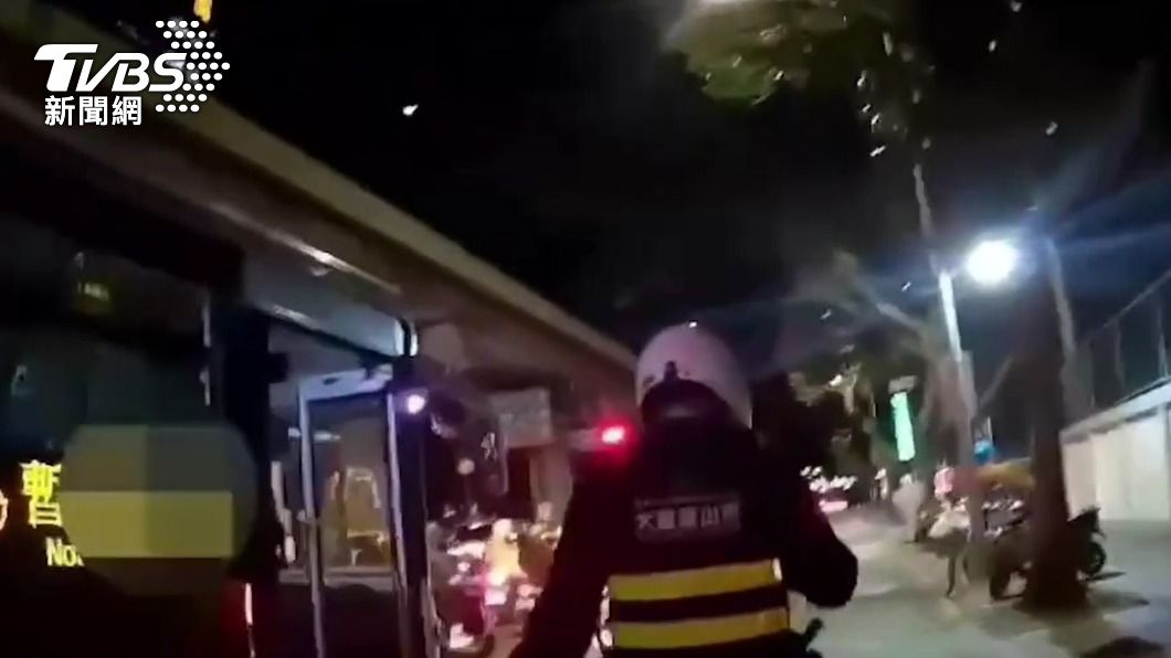拍窗攔車爆衝突!醉男與運將當街全武行 互告傷害上警局