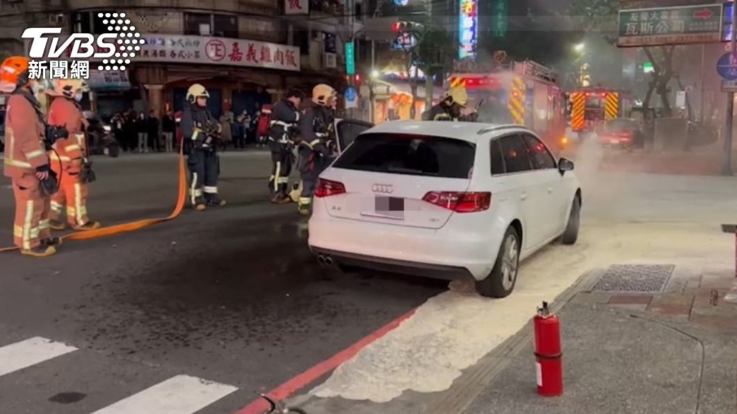 車主下車買東西,車輛突然起火。(圖/TVBS)