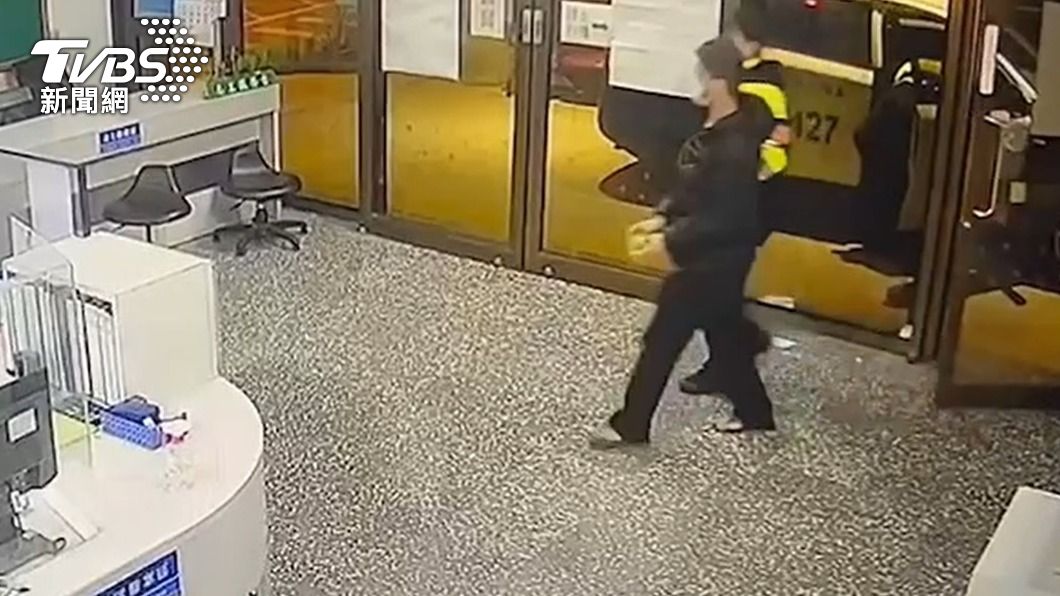  警方將持毒騎士帶回偵辦。（圖／TVBS）