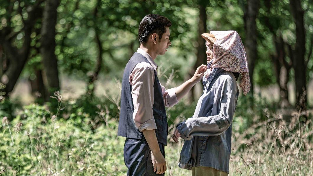 楊子儀(左)和安心亞合作演出《牛車來去》。(圖/公視、禾豐製作提供)