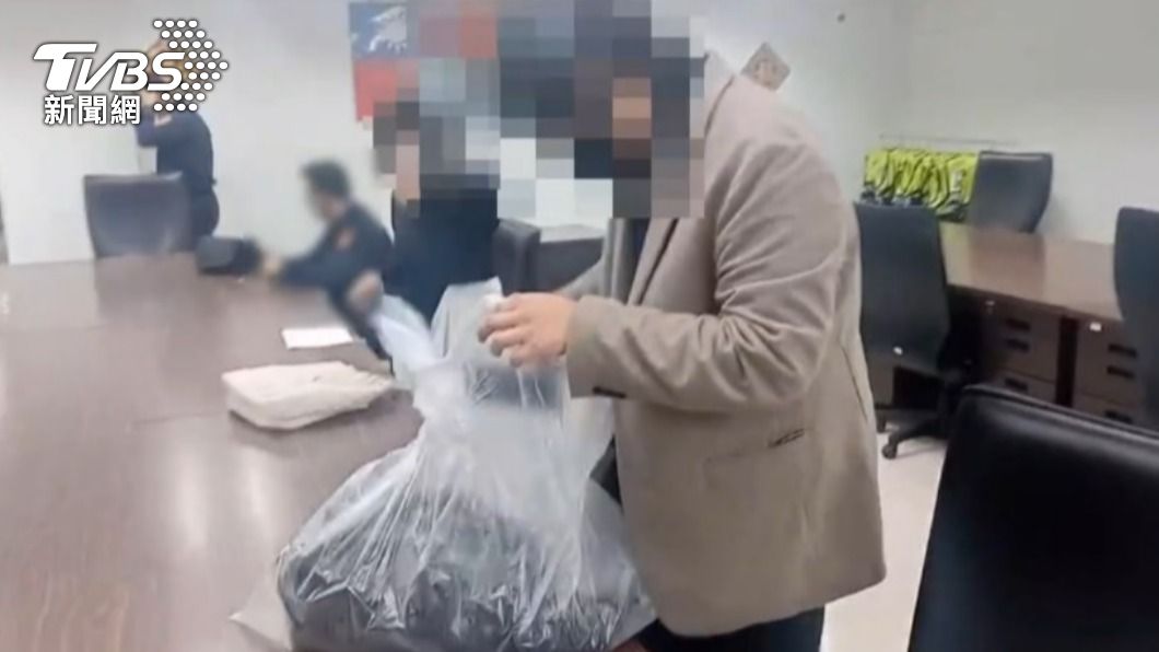 男子喝了兩瓶高粱後在轉運站廁所嘔吐,後背包因此遺留在廁所。(圖/TVBS)