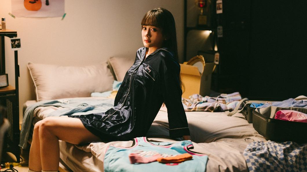 只穿球衣彈吉他爆紅!女神再露「這部位」好辣 居家模樣全看光