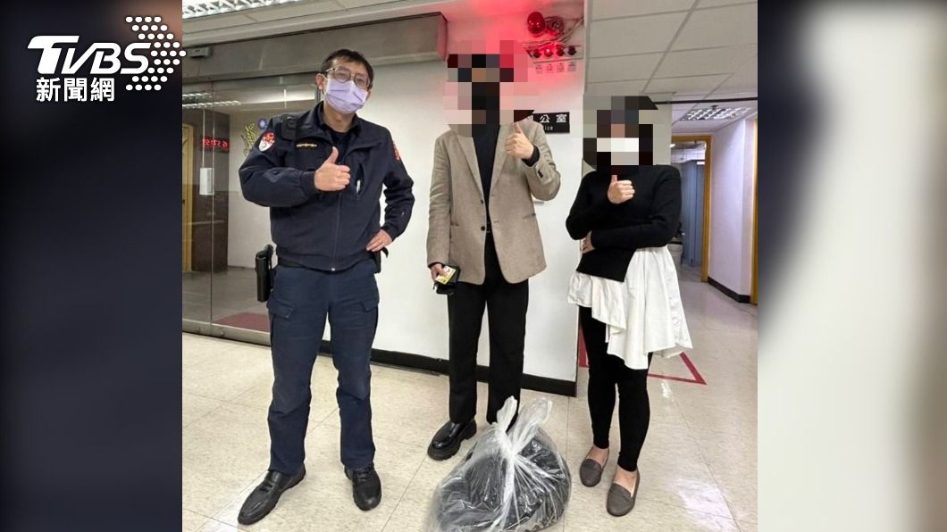 捷運警察協助尋回,男子道謝。(圖/TVBS)