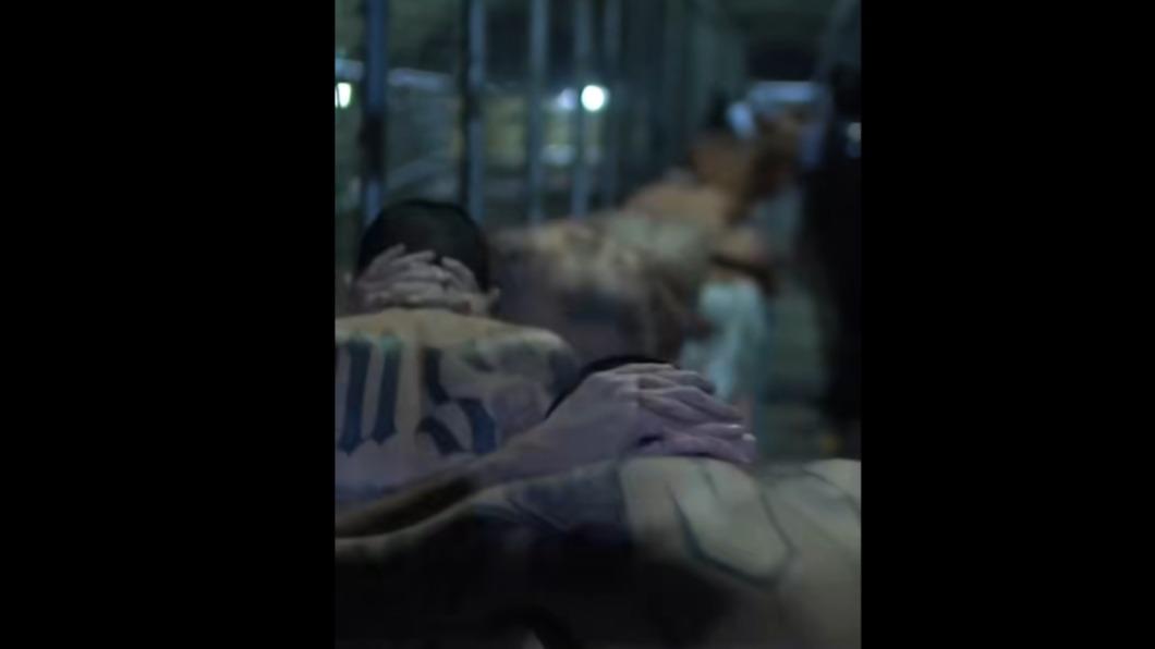 薩爾瓦多最大監獄「遏止恐怖主義中心」進駐首批犯人,移監過程猶如電影場景。(圖/翻攝自布格磊總統粉專)