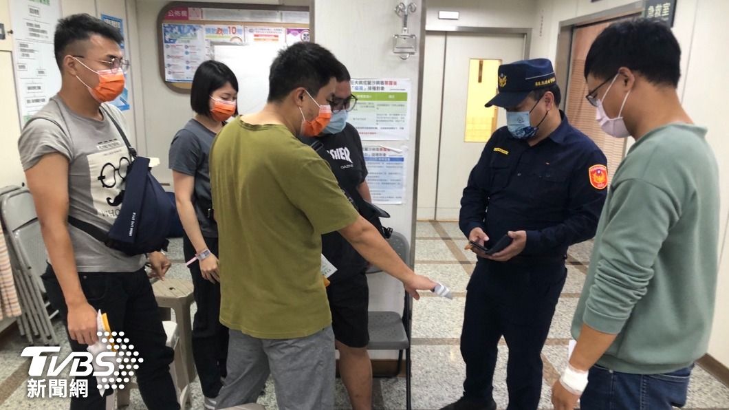 扯!酒後糾紛一家四口「聯手毆4警」 害腦震盪骨折