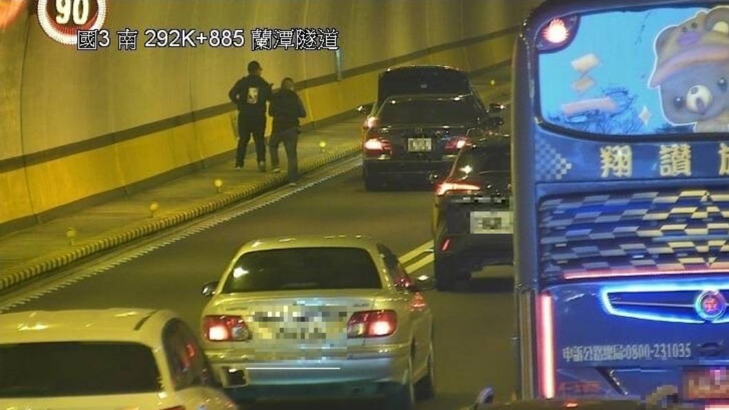 8時18分於國3南向292.9公里蘭潭隧道內發生2輛小客車追撞事故。（圖／高公局提供）