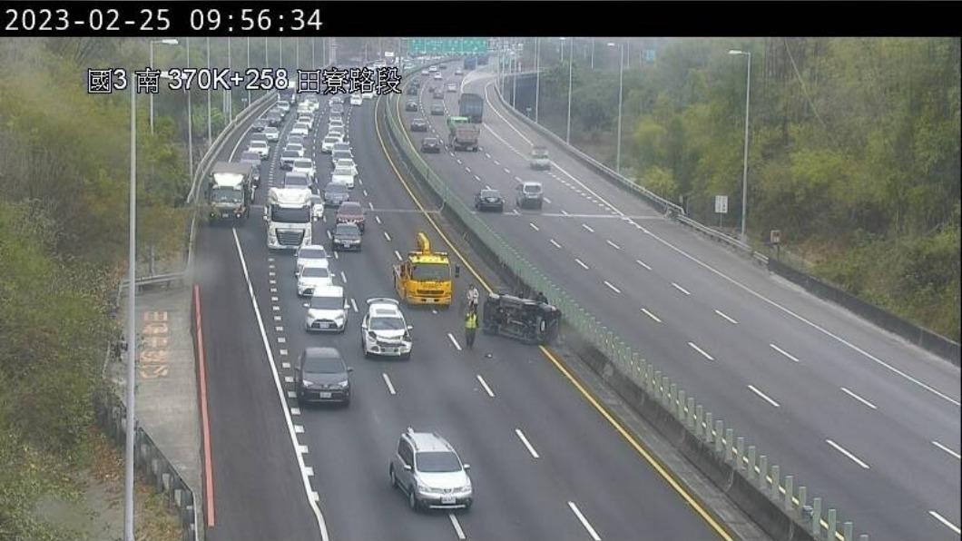 9時53分於國3南向370.1公里處發生3輛小客車追撞事故。（圖／高公局提供）