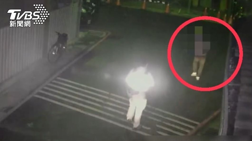 巡邏員警經過發現男子情緒激動。（圖／TVBS）