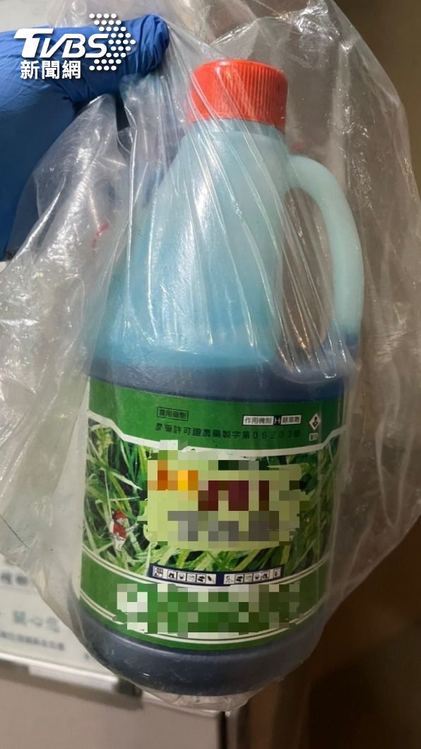 員警及時搶下除草劑。（圖／TVBS）