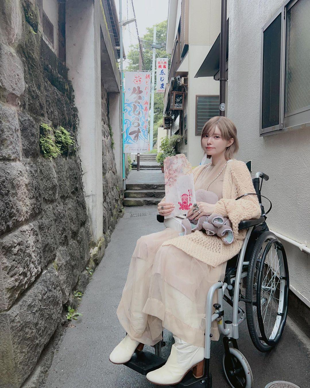 即便坐著輪椅,益若翼的穿搭仍相當時尚。(圖/翻攝自益若翼IG)