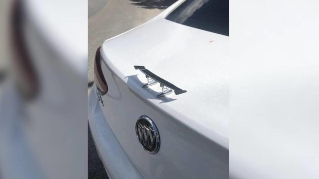 部分車主喜歡在愛車加裝迷你尾翼。(圖/翻攝自路上觀察學院臉書)