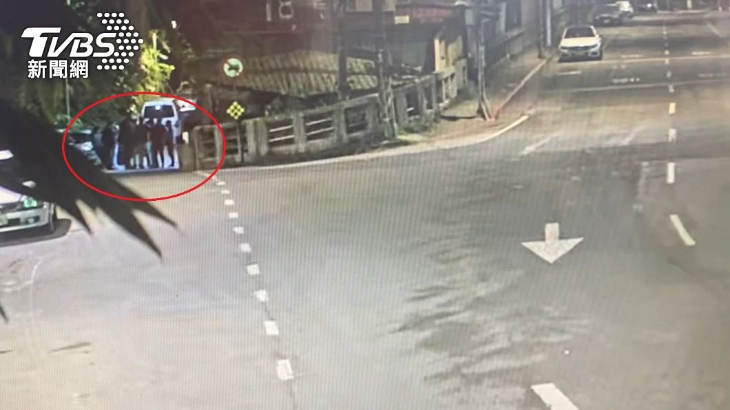 監視器拍下雙方聚在機車行前談判。(圖/TVBS)