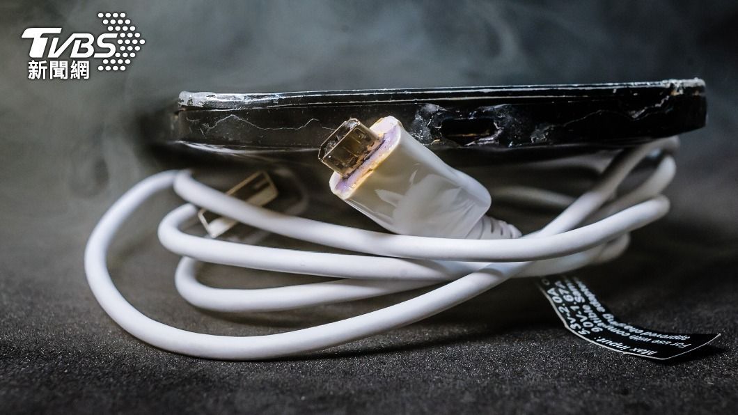 手機爆炸，男子傷重身亡。（示意圖／shutterstock達志影像）