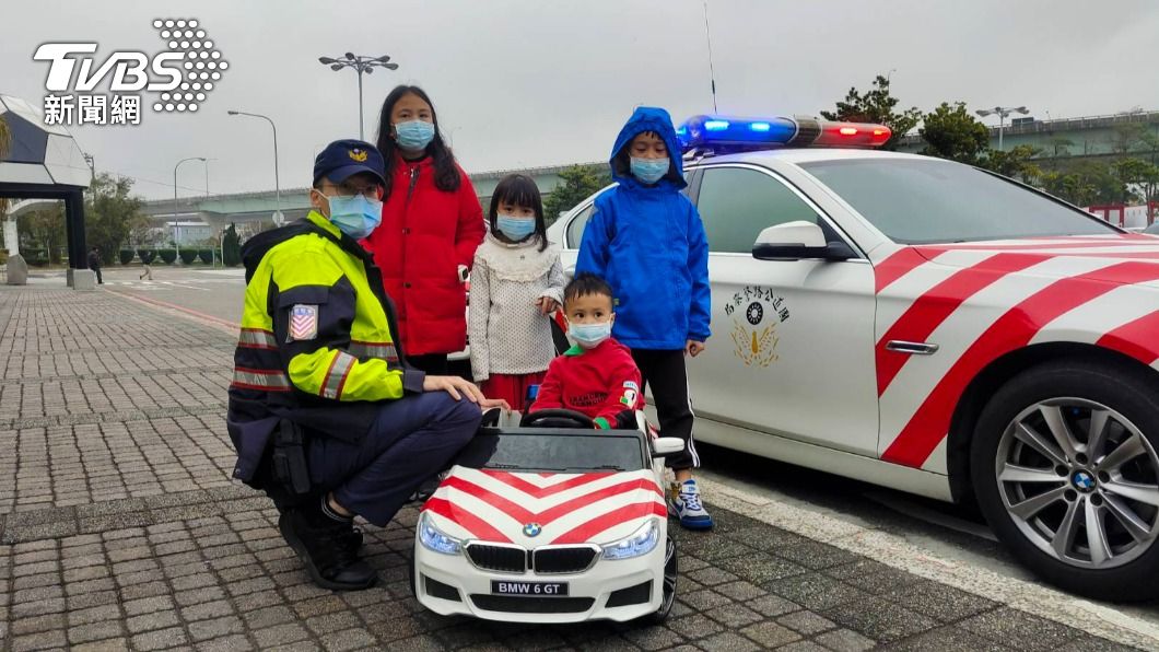  警方出動「小紅斑馬」電動車吸引小童，藉此宣導交通安全知識。（圖／TVBS）