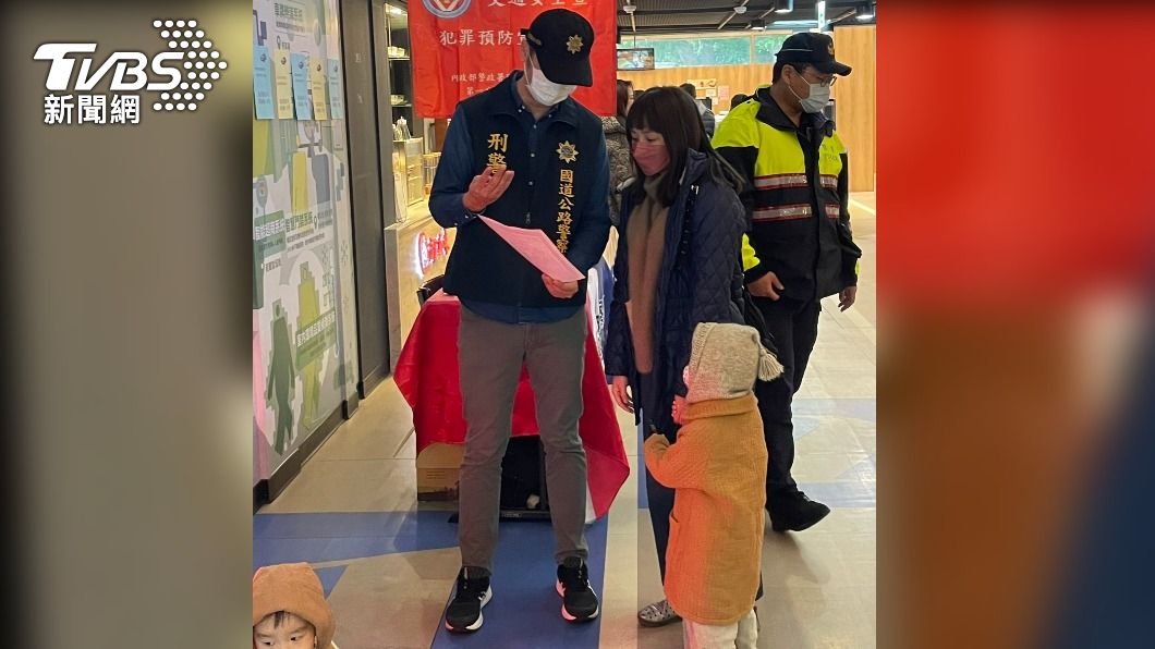  警方向民眾宣導交通安全以及犯罪預防知識。（圖／TVBS）