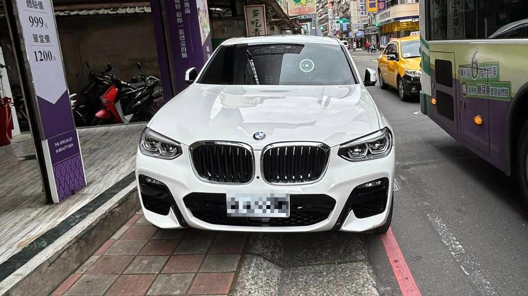 BMW停紅線硬上人行道 擺「議員助理證」挨酸:你好大我好怕