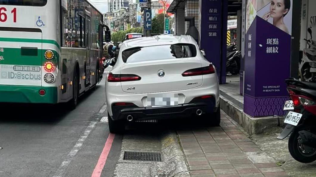 民眾表示自己只是想走過人行道,卻被違停車輛占據道路。(圖/翻攝自爆怨公社 臉書)