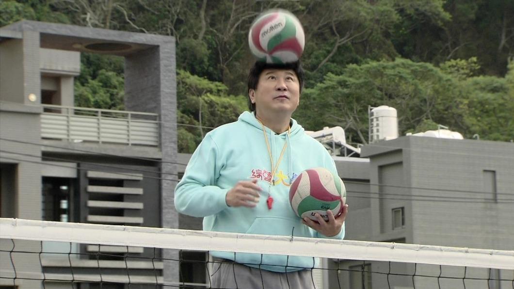 胡瓜接球時被砸頭。（圖／民視提供）
