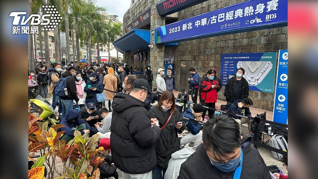 經典賽/15度低溫沒在怕 球迷透早來排隊:要搶髮香區