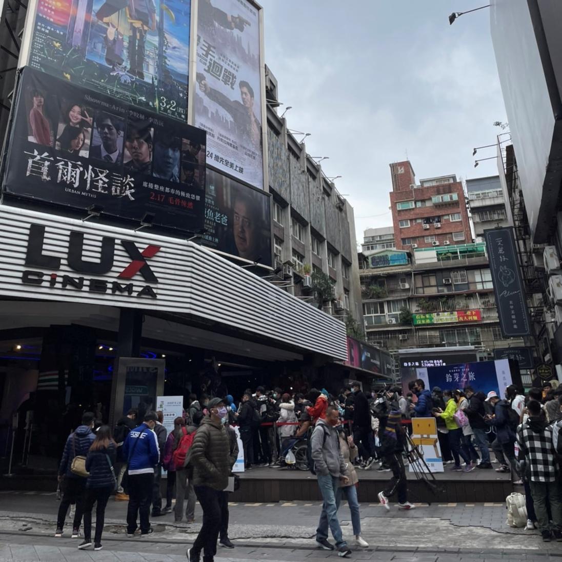 許多影迷一早就到樂聲影城廣場排隊,報名參加《鈴芽之旅》快閃活動。(圖/車庫娛樂提供)