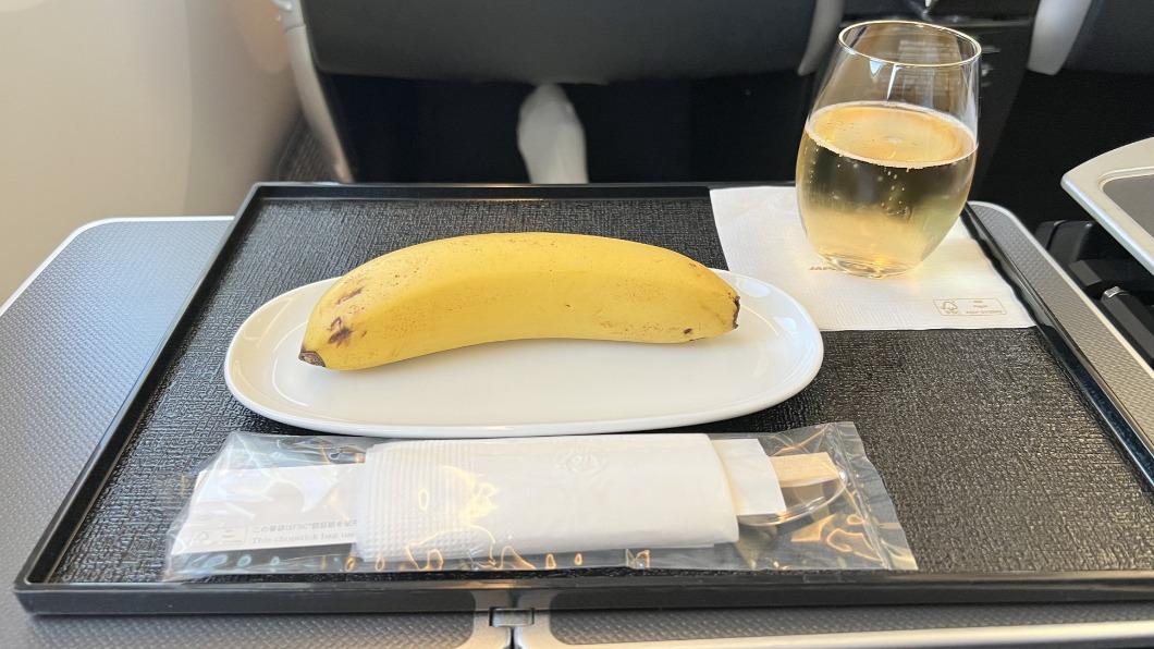 他搭機點素食餐 空姐竟只給「一根香蕉」還貼心附筷子