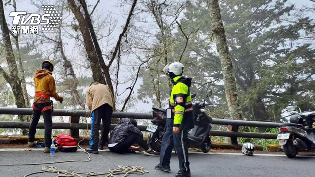 女乘客摔落邊坡,底下深不見底,”神龍”跳傘訓練攀降是基本功,順利救援。