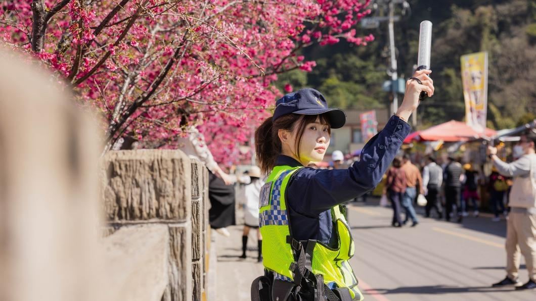 網友大讚女警人比花嬌。(圖/翻攝自TCPB局長室)