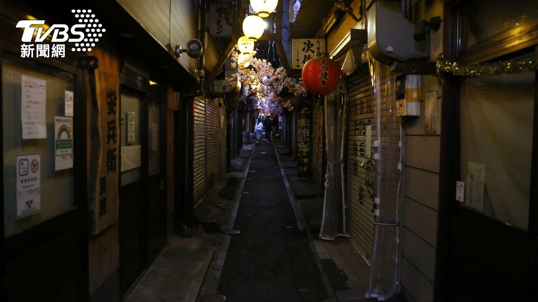 新冠疫情讓當地店家被迫暫停營業。(圖/達志影像美聯社)