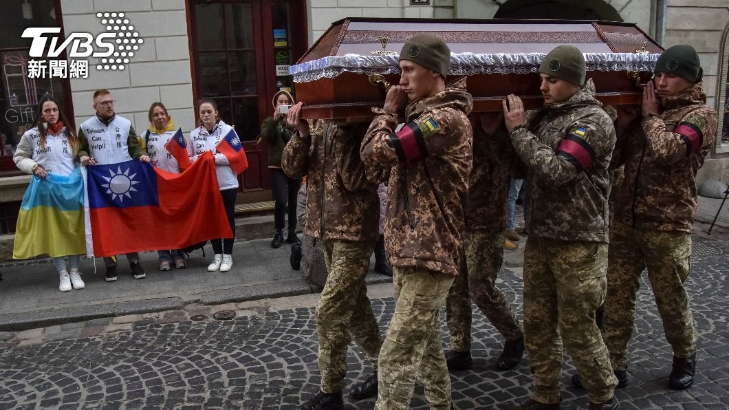 阿美族戰士曾聖光參加援烏志願軍戰死,同袍弟兄送他最後一程。(圖片/達志影像路透社)