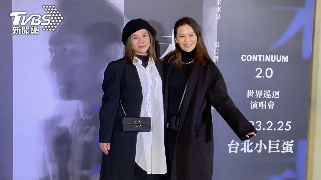 江美琪(左)和周蕙相約來看張信哲演唱會。(圖/陳薈涵攝)