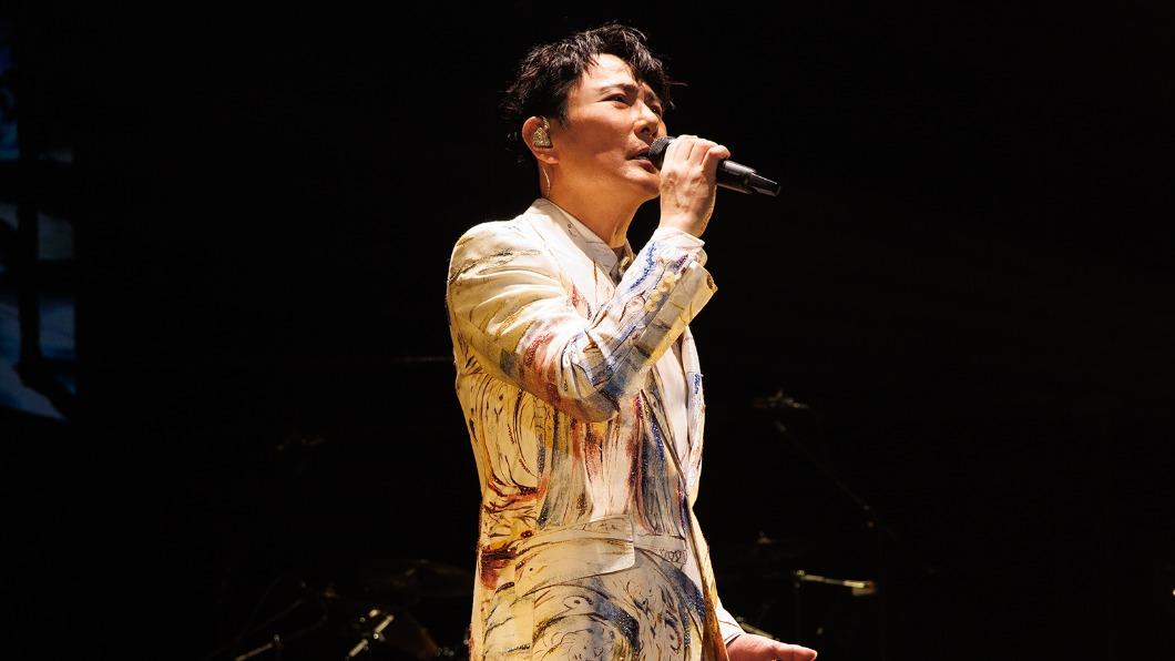 開場就唱〈愛如潮水〉！張信哲攻蛋金曲連發　黑衣人衝上前受驚了