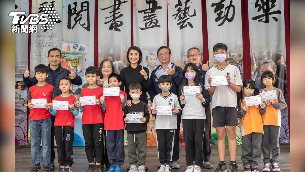 劉秀忍基金會發助學金傳愛 許淑華鼓勵學生認真求學/南投新聞處