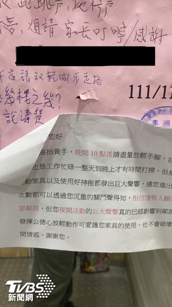 空白處的留言都寫滿了,有的住戶還甚至還自行列印,貼在公告下方 (圖/TVBS)