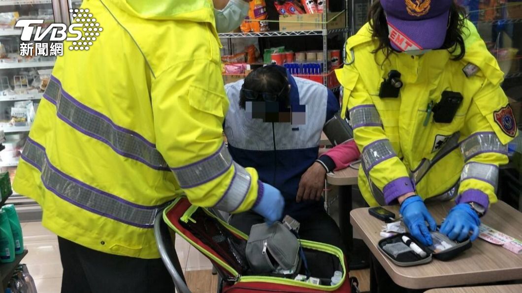 超商店長臉慘白!桃警叩119救援 一量血壓嚇死急送醫