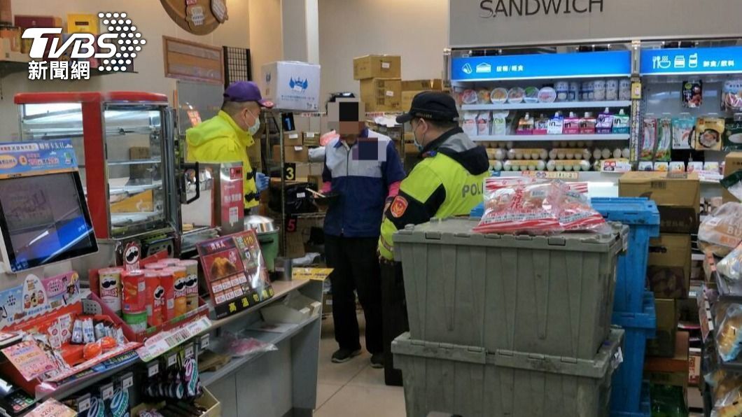 警方勸店長別擔心超商營運，快就醫看診要緊。（圖／TVBS）