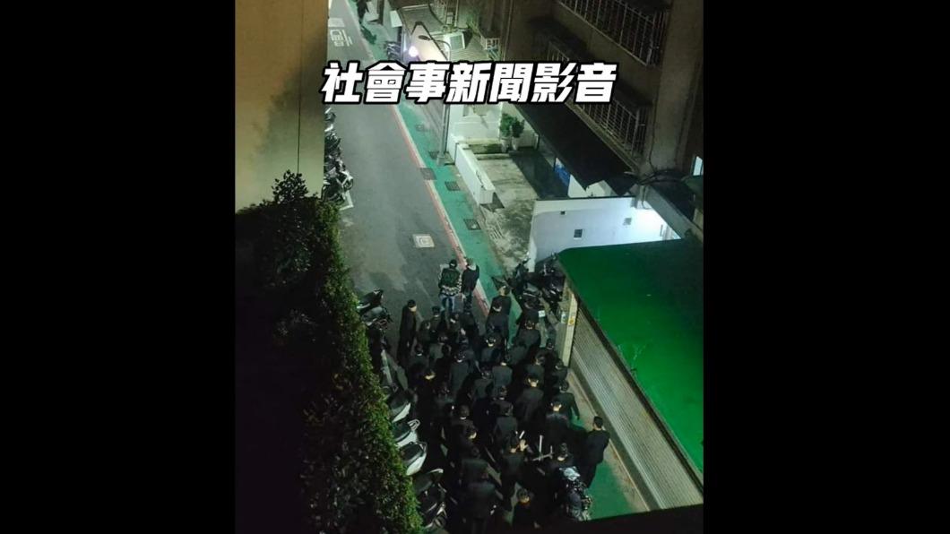 黑衣人在街頭「集結」。(圖/翻攝社會事新聞影音)