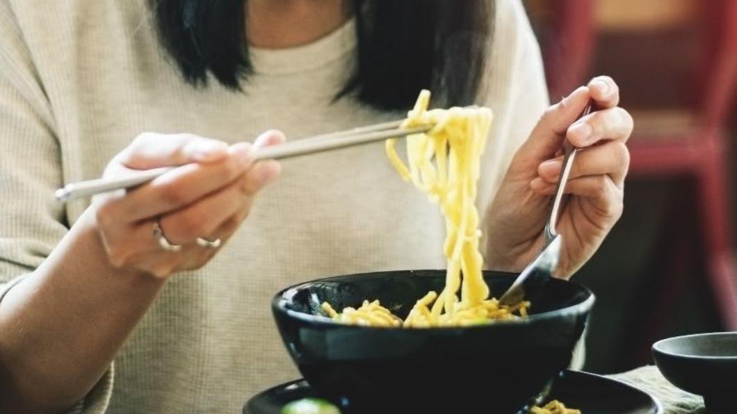 1個袋子就搞定!老闆妙招「湯、麵分開裝」 網笑翻:是個狠人